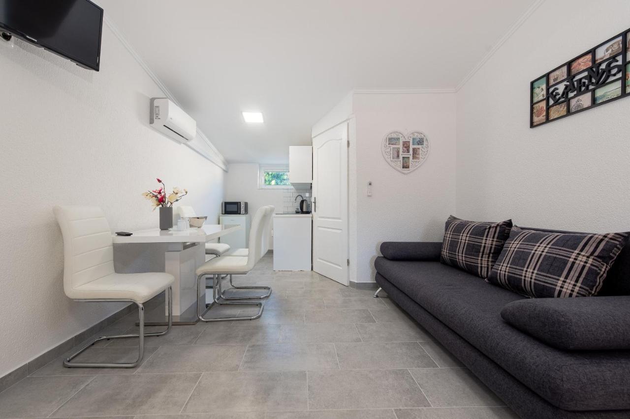 Karmen - Poolhouse Apartament *