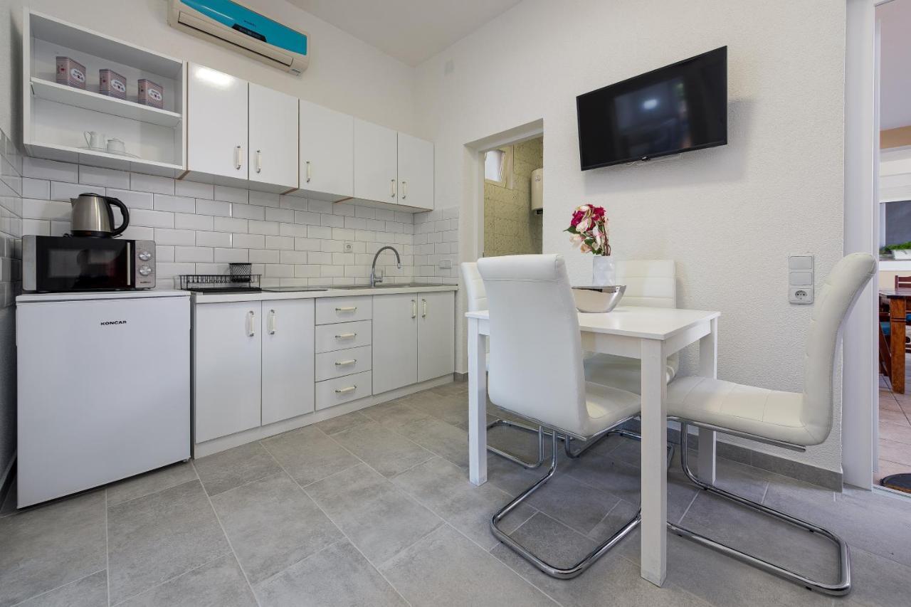 Karmen - Poolhouse Apartament