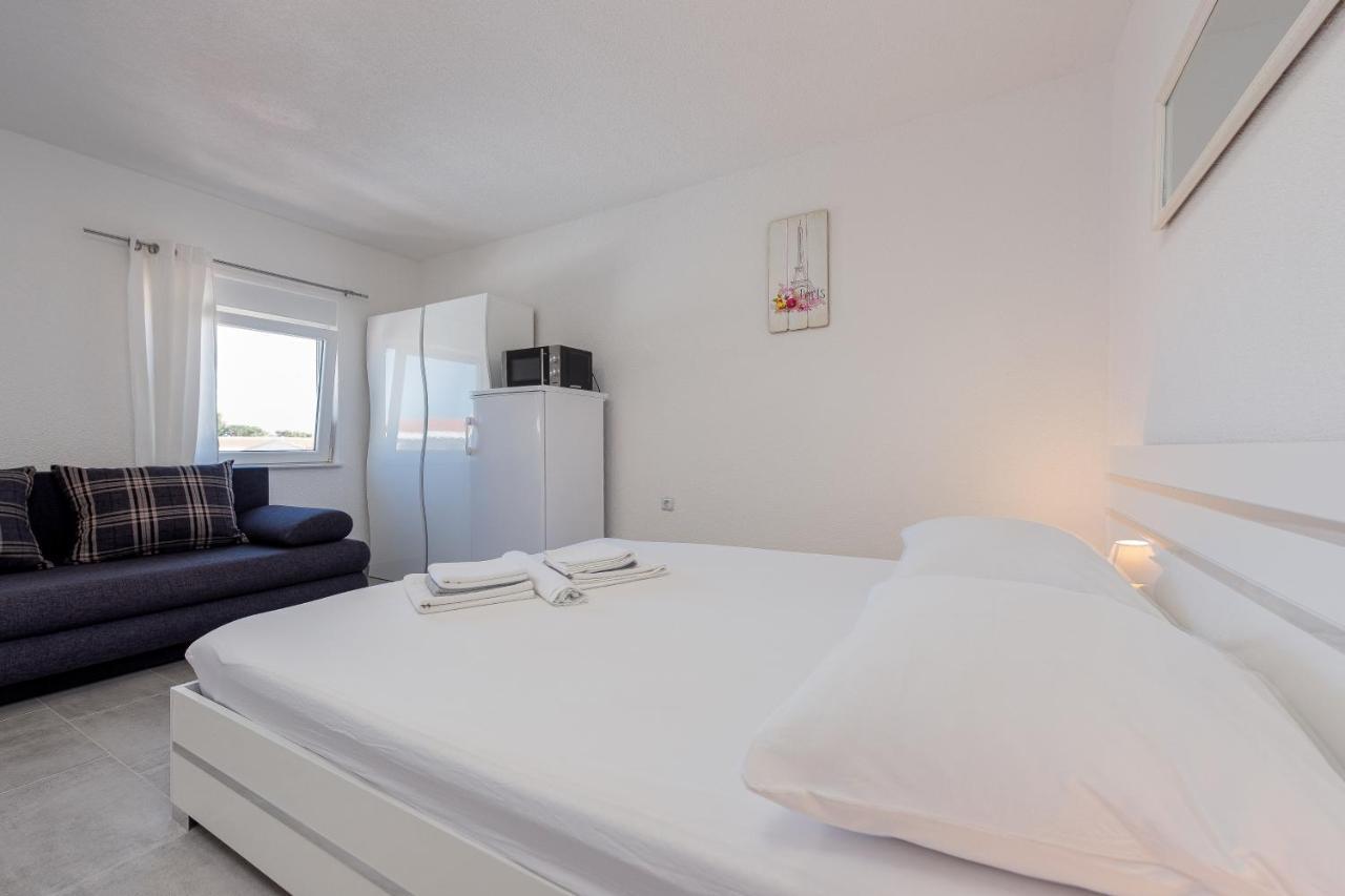 Karmen - Poolhouse Apartament *