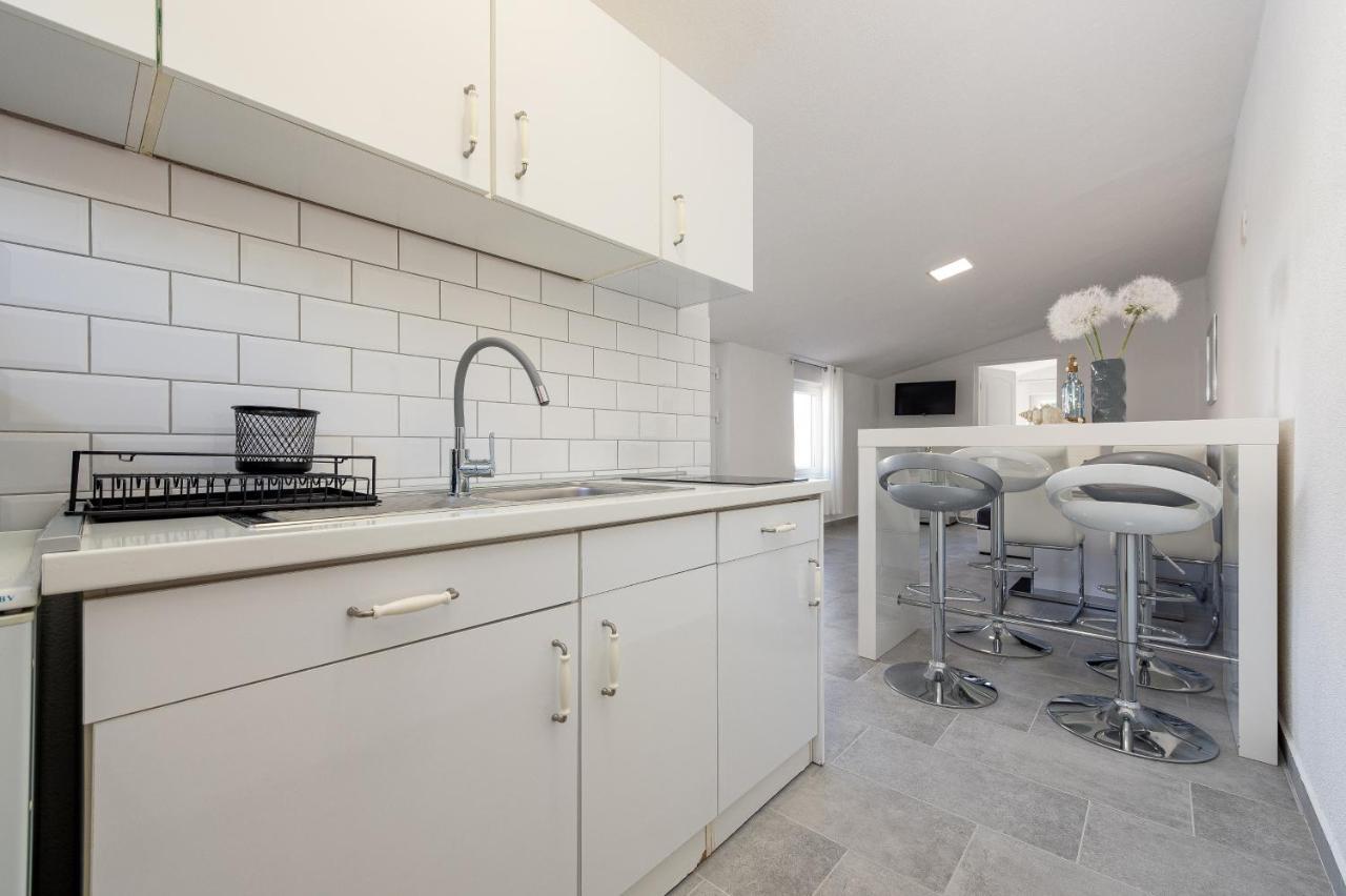 Karmen - Poolhouse Apartament Vir
